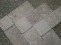 Pavimento in travertino anticato 